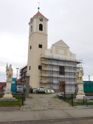 Po náročných opravách se kostel opět stal srdcem vesnice. Každou neděli sem přichází 150 - 160 lidí, v pondělí 40 - 50 dětí na dětskou mši.