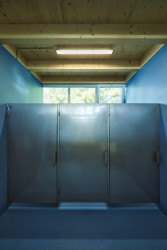 Dva moduly obsahuji toalety. (Občerstvení U Prutu, Prokš Přikryl architekti)