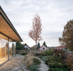 Ateliér Martin Neruda Architektura zrekonstruoval vyhořelý rodinný dům na pražské Zbraslavi