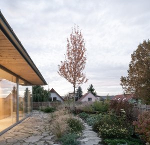 Ateliér Martin Neruda Architektura zrekonstruoval vyhořelý rodinný dům na pražské Zbraslavi