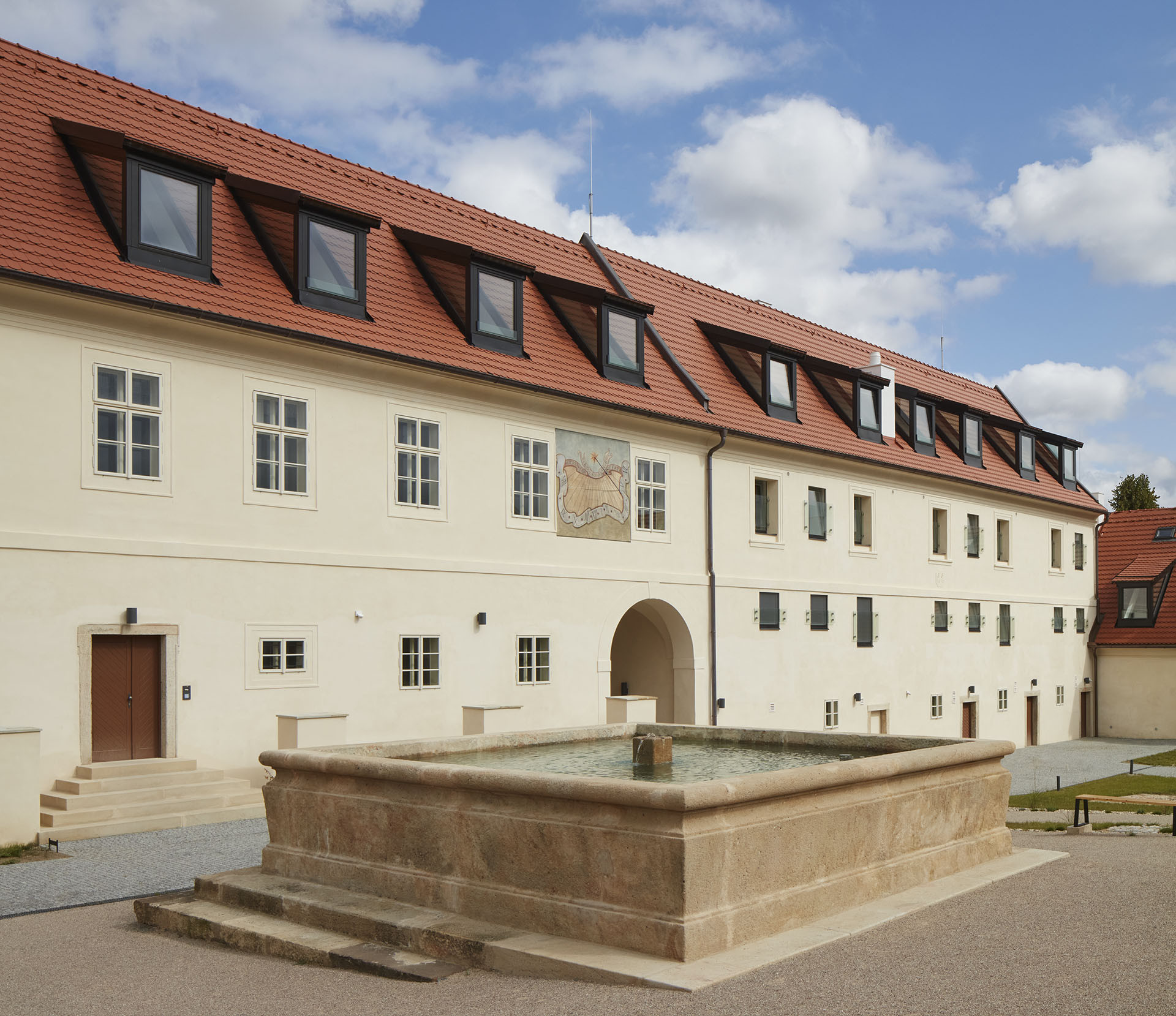 Ateliér AU plan zrekonstruoval Jinonický dvůr. Vznikly zde byty s dotekem historie.