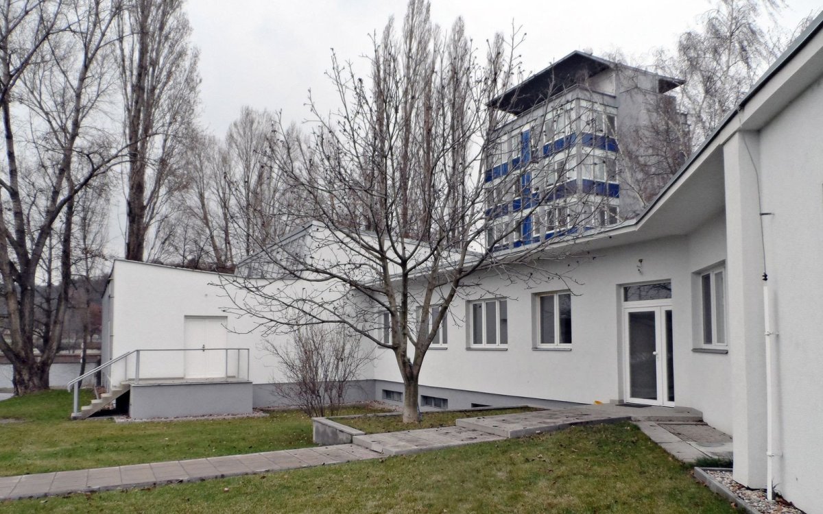 Pohled na objekt SAC od západního vstupu do areálu bývalé panelárny