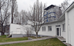 Pohled na objekt SAC od západního vstupu do areálu bývalé panelárny