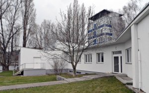 Pohled na objekt SAC od západního vstupu do areálu bývalé panelárny