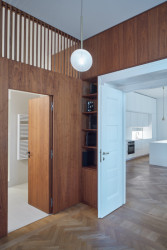 Světlík u rodičovské koupelny je krytý lamelami. (Byt na Starém Městě, RDTH architekti)