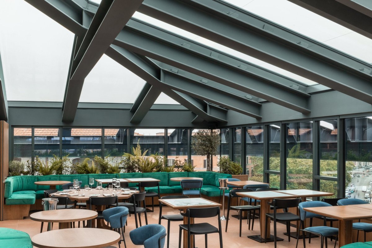 Vyhlídková restaurace v nejvyšším podlaží (Rekonstrukce obchodního domu La Rinascente, studio 2050+)