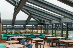 Vyhlídková restaurace v nejvyšším podlaží (Rekonstrukce obchodního domu La Rinascente, studio 2050+)