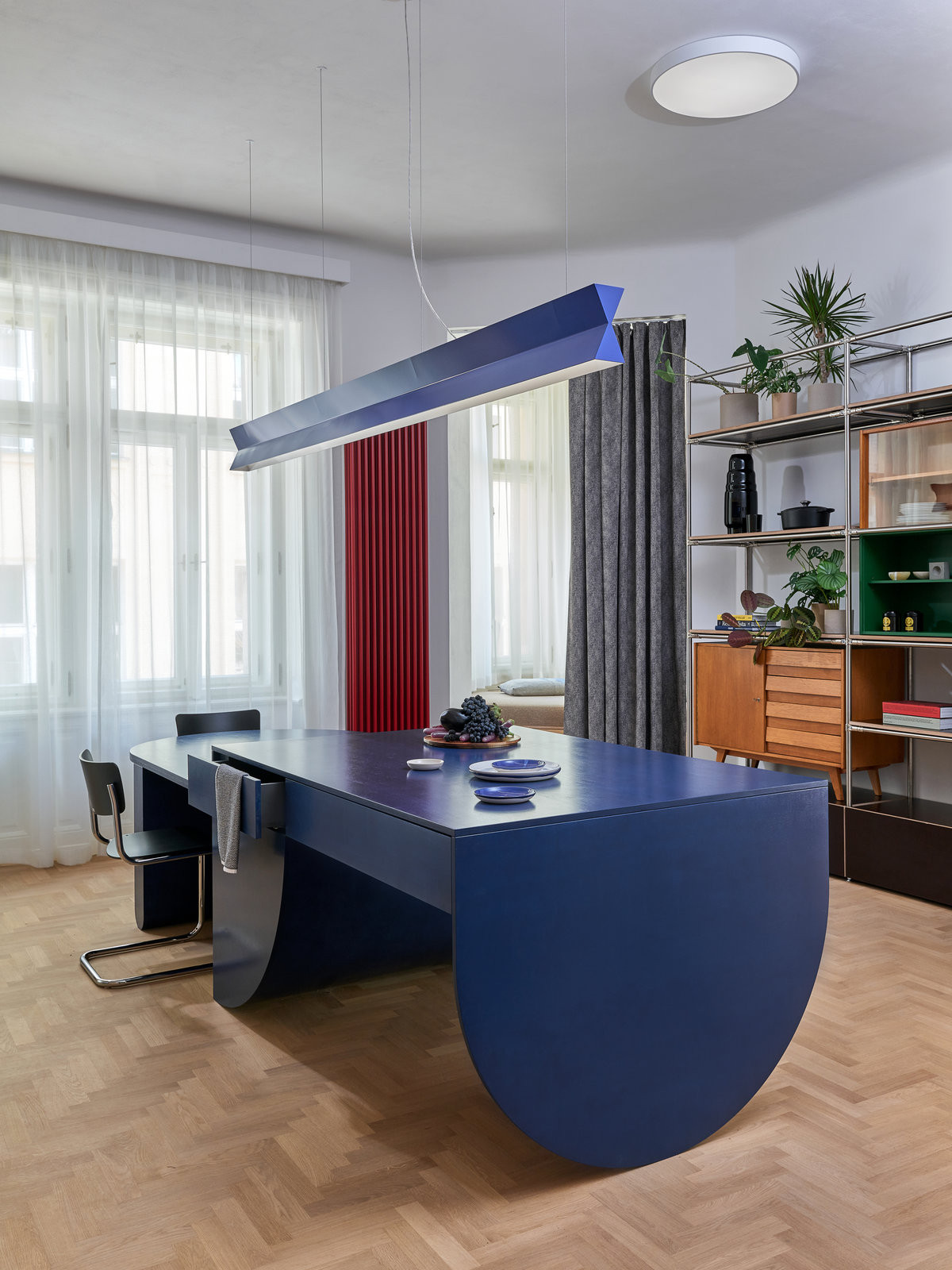 Modrý ostrůvek v kuchyni (Byt na Starém Městě; Facha architekti)