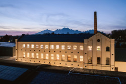 Textil se tu vyráběl až do roku 2011, pak objekt chátral. (Rekonstrukce přádelny v Kežmarku; BEEF Architekti)