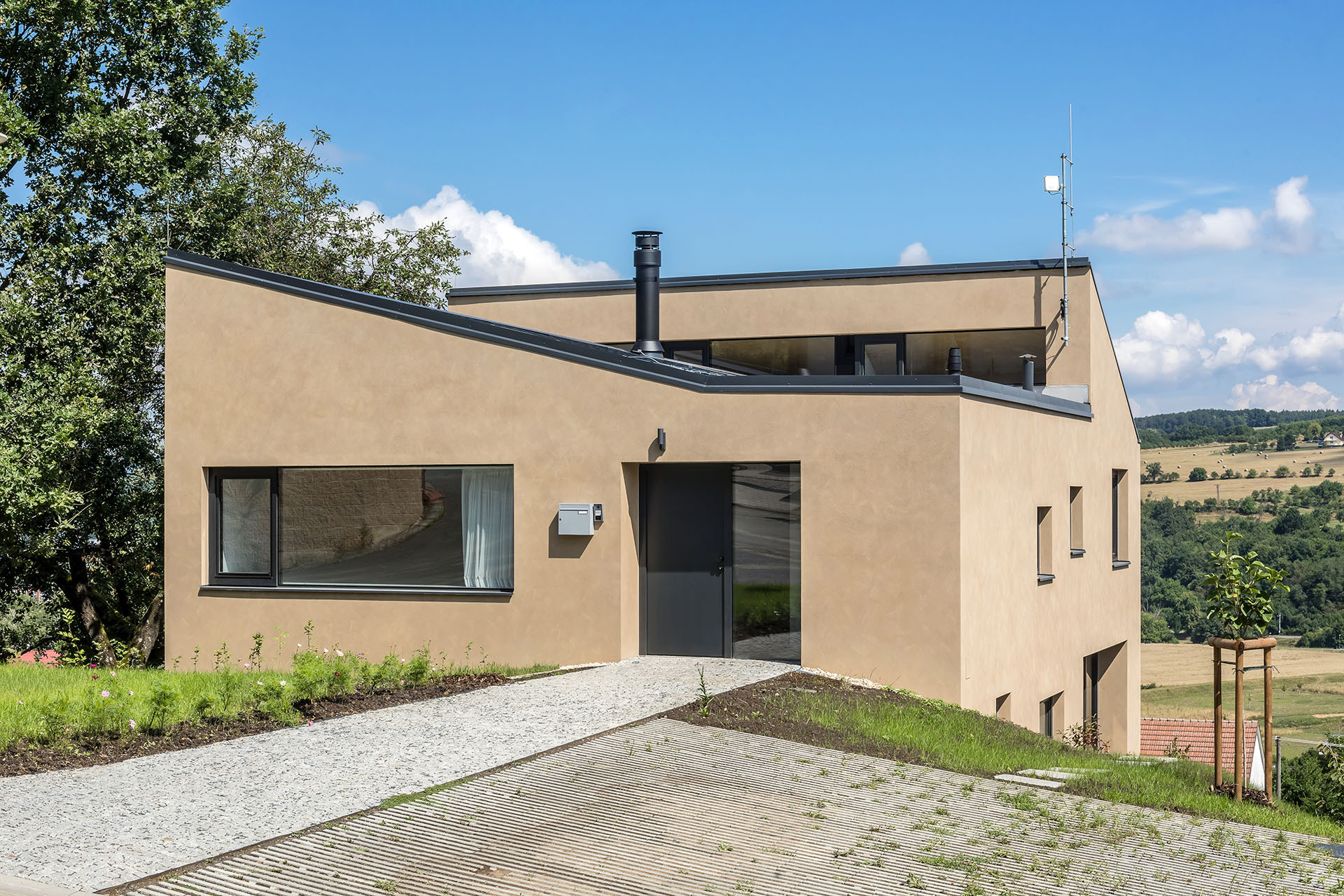 Dům ve Zlíně dokazuje, že i na svahu může být pohodlný dům se snadným přístupem na zahradu.