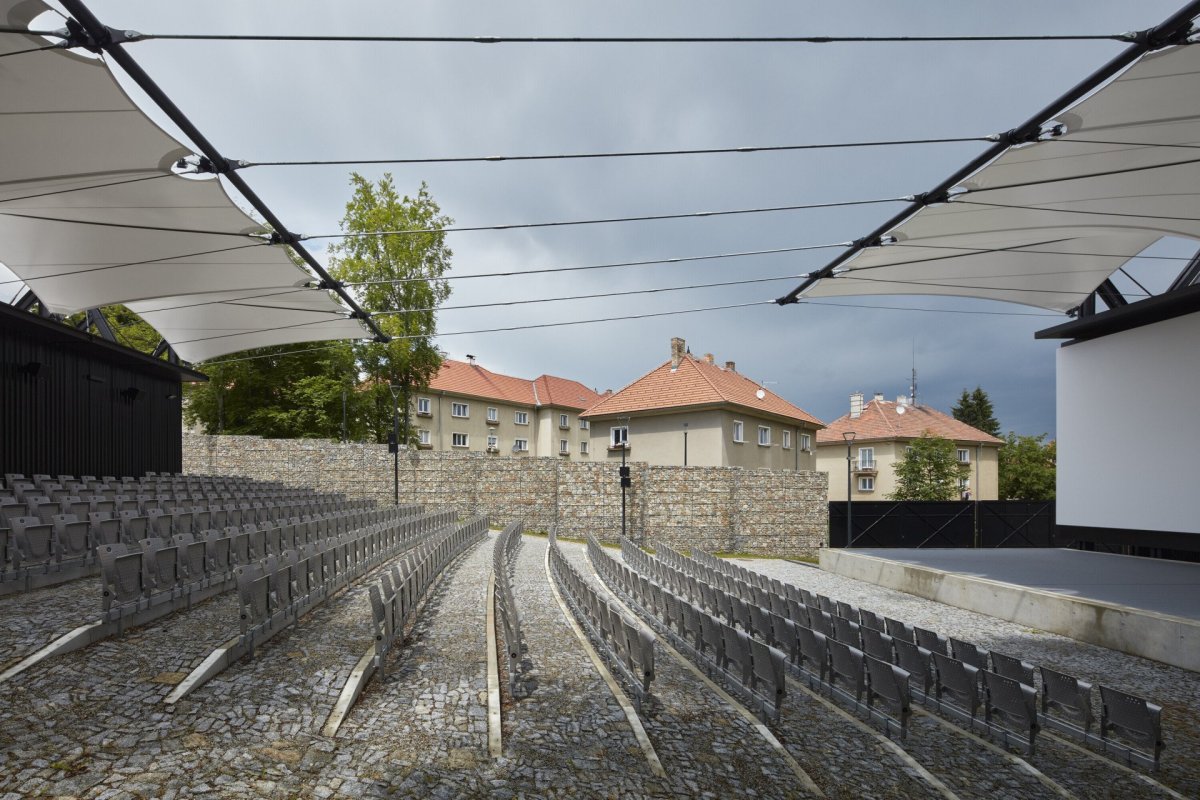Letní kino Prachatice, Mimosa Architekti: Rekonstrukcí se  letní kino s přibližně 800 místy k sezení změnilo na funkční areál s kapacitou 350 míst.