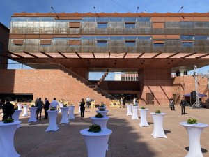 V areálu vznikla také zcela nová budova podle projektu architekta Jana Šépky a jeho ateliéru.