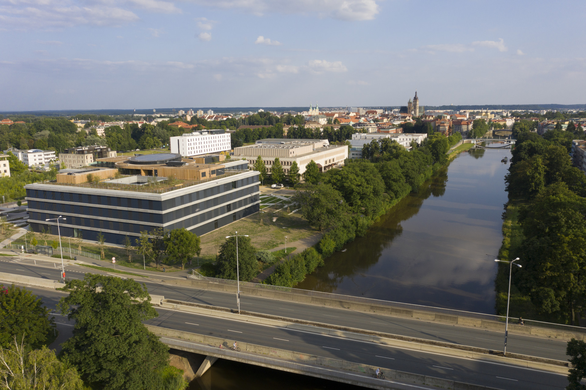Městskou mozaiku kvalitní královéhradecké architektury doplnila administrativní budova centrály ČSOB od studia Projektil.