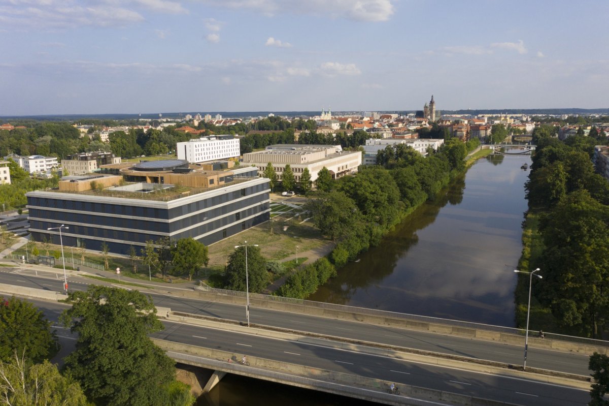 Městskou mozaiku kvalitní královéhradecké architektury doplnila administrativní budova centrály ČSOB od studia Projektil.