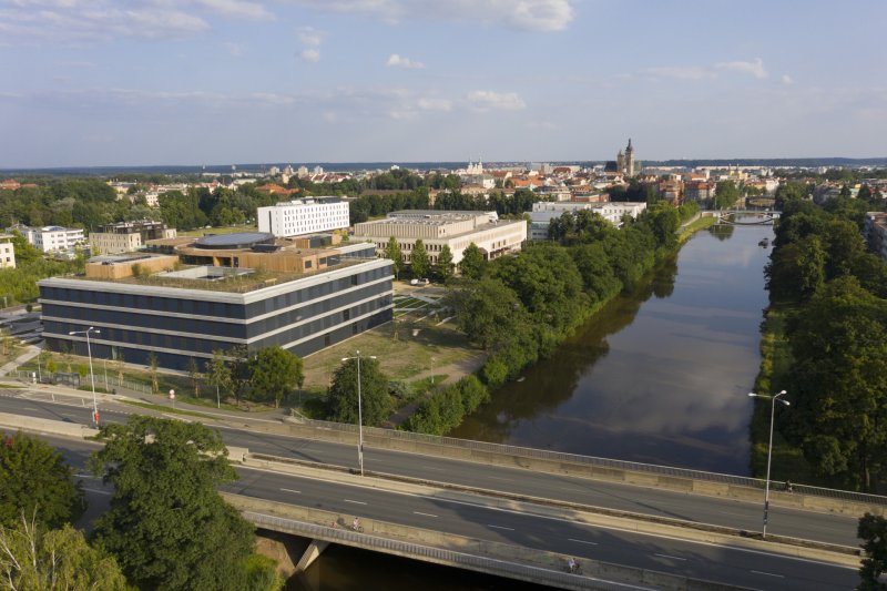 Městskou mozaiku kvalitní královéhradecké architektury doplnila administrativní budova centrály ČSOB od studia Projektil.