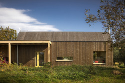 Med Pavlík architekti navrhli úsporný rodinný dům v sadu na Pardubicku