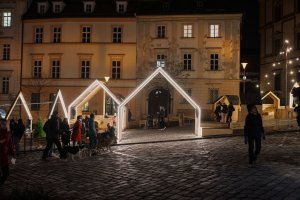 Domečky jsou jen naznačené, dál už pracuje dětská fantazie. (Consequence forma architects, dětská vesnička v Brně)