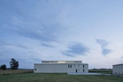 Vybudovala se také parkovací stání, jsou dlážděná zatravňovacími prvky (Hangár ve Zbraslavicích, Studio Raketoplán)