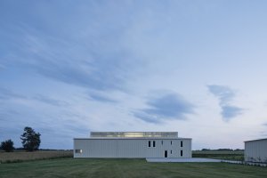 Vybudovala se také parkovací stání, jsou dlážděná zatravňovacími prvky (Hangár ve Zbraslavicích, Studio Raketoplán)