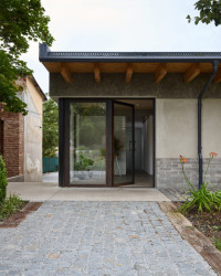 V zahradě vznikla jedna novostavba, navrhli ji matěj šebek architekti a nahradila rozpadlý skleník. (Krafferova zahrada v Jindřichově Hradci od matěj šebek architekti a Ateliér Za Mák)