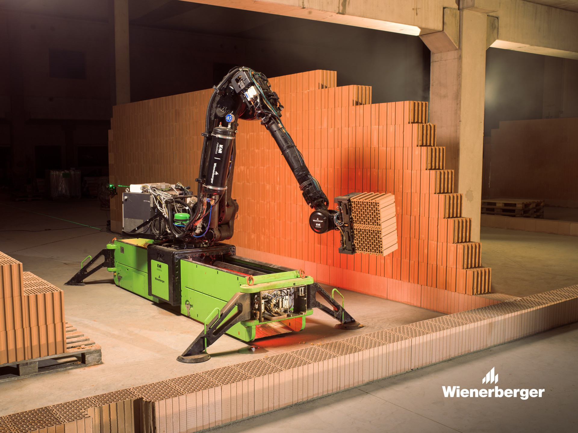 Wienerberger představuje zdicího robota, který je neúnavným pomocníkem dělníků a zastane práci pěti lidí