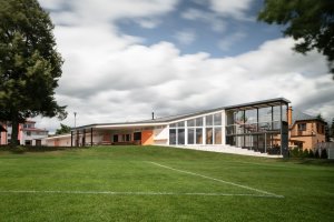 Zázemí při fotbalovém hřišti neslouží jen fotbalové sekci klubu, ale celému SK Studenec. (Zázemí sportovního klubu ve Studenci, ateliér CHRAMA)
