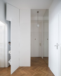 Předsíň se skrytou komorou (Rekonstrukce funkcionalistického bytu v Praze, architekt Martin Čeněk)