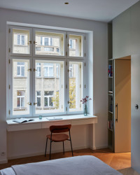 Atypické nábytkové sestavy umožnily rafinovaná řešení, např. rozšířený parapet v ložnici.