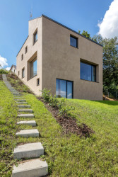 Dům ve Zlíně dokazuje, že i na svahu může být pohodlný dům se snadným přístupem na zahradu.