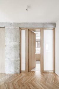 Celou dispozicí zároveň prochází přiznaný nosný systém. (Rekonstrukce bratislavského panelového bytu; Abrama architekti)