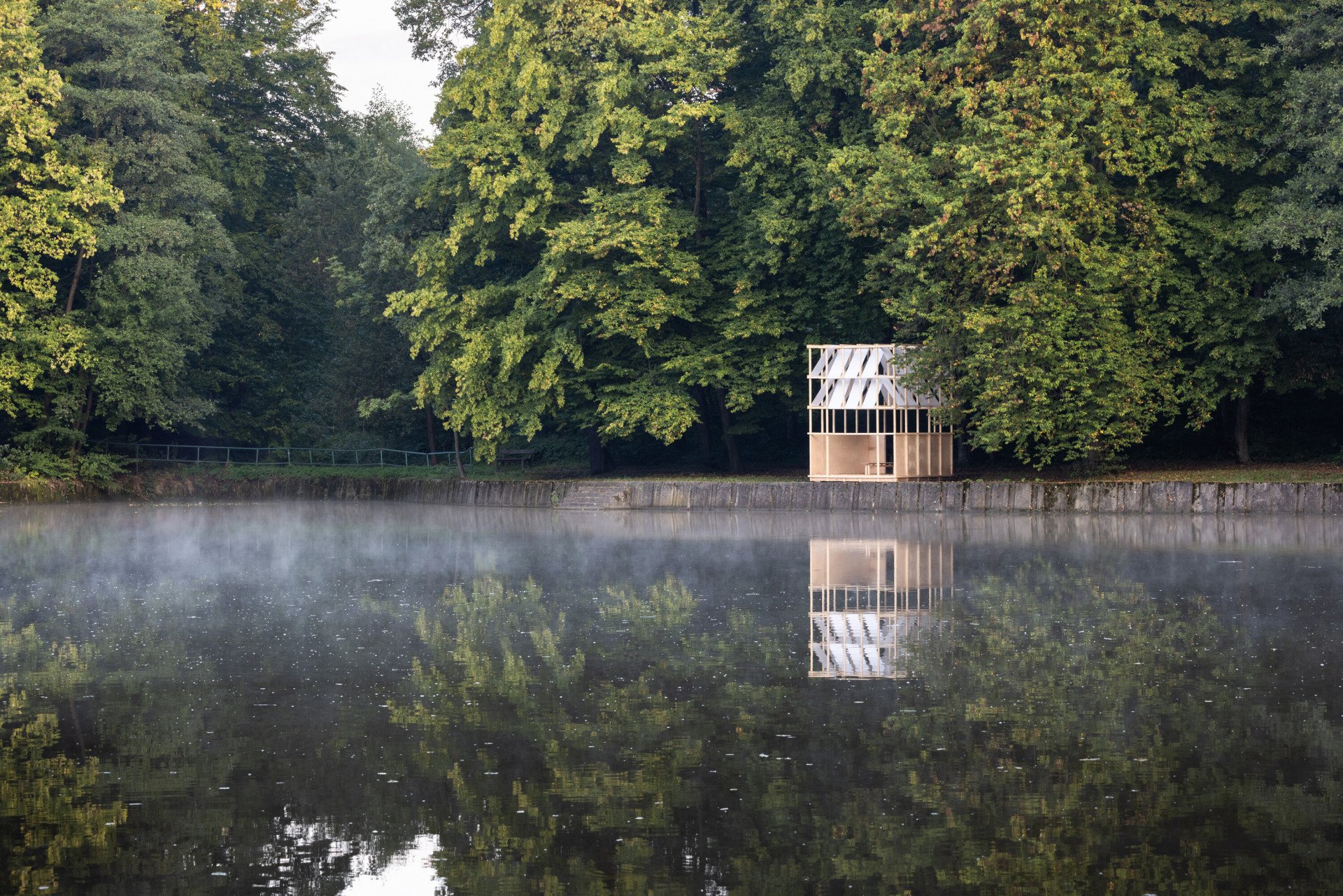 Tea house Pavilion, GRAU Architects: Dřevěný subtilní pavilon na břehu těšínské přehrady Hrabinka již na první pohled čerpá inspiraci z japonské architektury