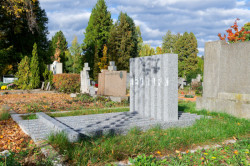 náhrobek rodiny Neumark, studio NEW WORK: Je vyrobený ze středně šedé žuly Tarn.