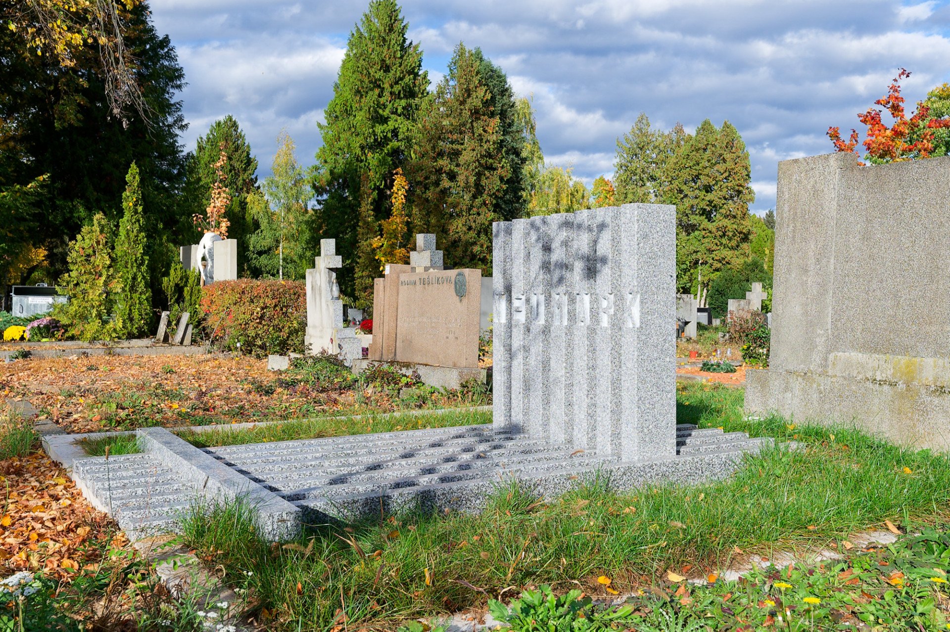 náhrobek rodiny Neumark, studio NEW WORK: Je vyrobený ze středně šedé žuly Tarn.