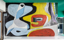 ...nástěnné malby zobrazují ženy v lascivních erotických polohách, což bylo pro Gray pochopitelně urážlivé