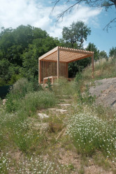 Přes areál lze projít za humna