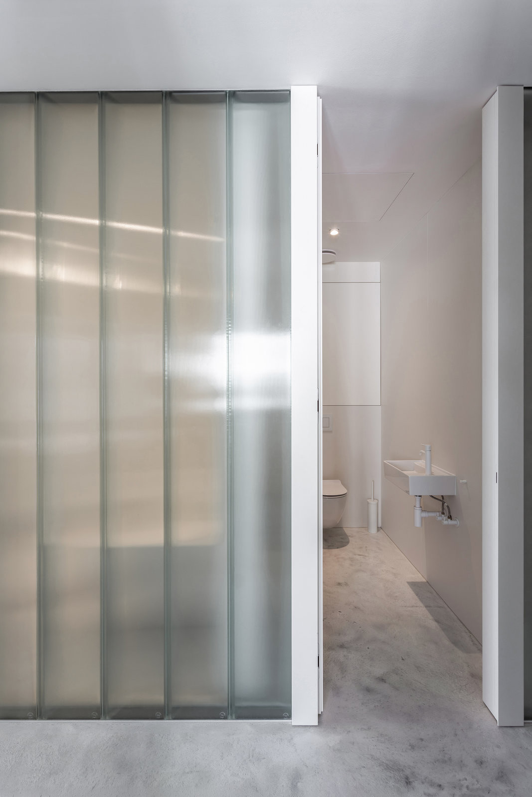 Architekti proto sáhli po průsvitném profilitu, z nějž nechali vystavět dělicí příčku. (Interiér bytu Flat white; edit! architects)