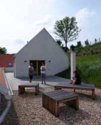 Soňa Urbánková navrhla obecní dům pro malou moravskou vesnici. Vešel se do něj komunitní sál, obecní úřad i ordinace