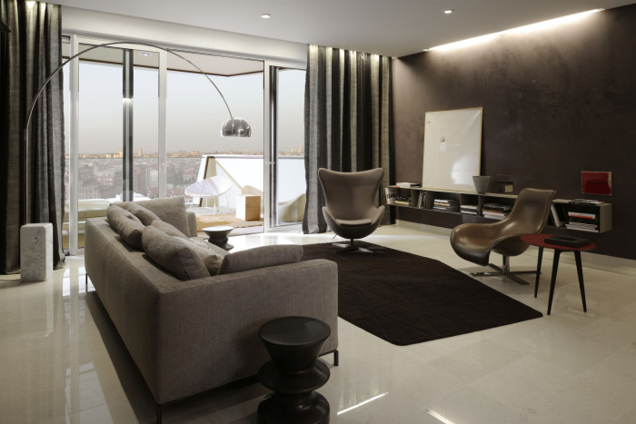 Jedním z nejslavnější produktů firmy Flos se stala dnes již kultovní lampa Arco od bratrů Achilla a Piera Giacomo Castiglioni.