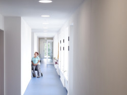 Na chodbách se mohou senioři zastavit a povídat si. Prostor je členěn různými zálivy, aby nepůsobil jako studená nemocniční chodba.