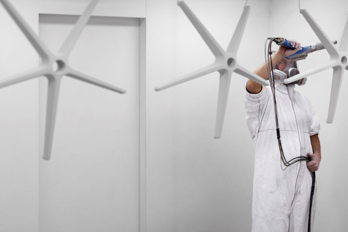 V LD Seating si vyrábí i vlastní ocelové podnože.