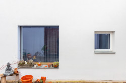 Předmětem úprav bylo taky dvorní křídlo, které bylo vybudováno de facto nově ve stopě toho původního. (Rodinný dům v Kohoutovicích, Ateliér Kopecký)