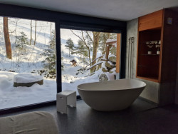Teplou vanu si můžete užít s výhledem do okolní krajiny. 