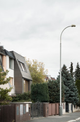 Přestavba řadového domu v Praze-Dědině od studia SOA architekti