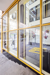 Bylo potřeba přizpůsobit moderní skloviny tak, aby dvojskla použitá na objektu navozovala původní vzhled a barevnost. Což nebylo úplně jednoduché.