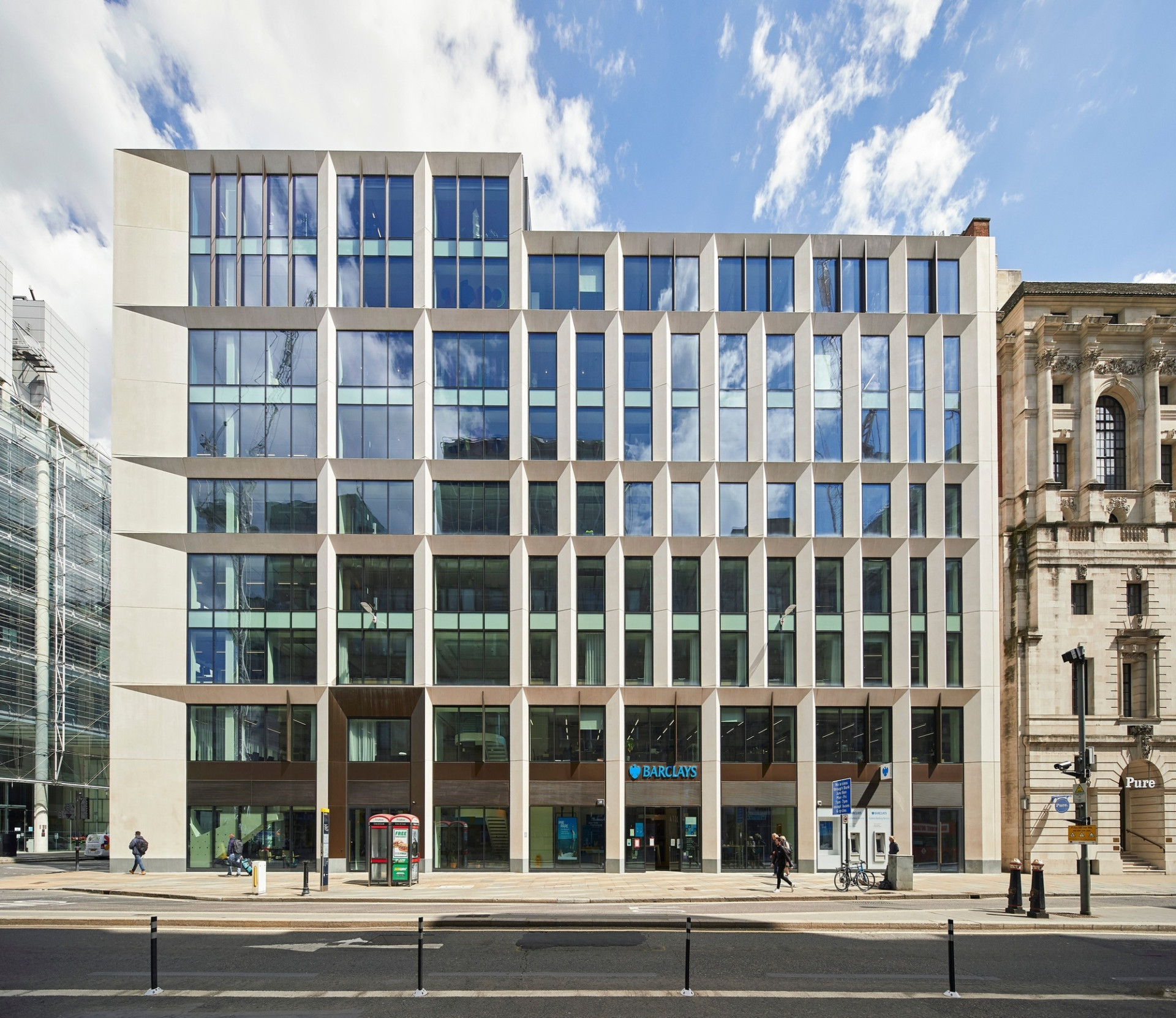 V centru Londýna přibyly dvě nové prosklené stavby, které jsou díky speciální izolační ochraně skla energeticky nenáročné.