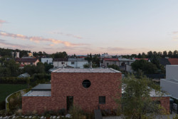 Všude kolem je různorodá zástavba, tento dům si ale nikdo nesplete. (Cihlový dům v Pardubicích; architekti Jakub Dvořák a Michal Bílek)