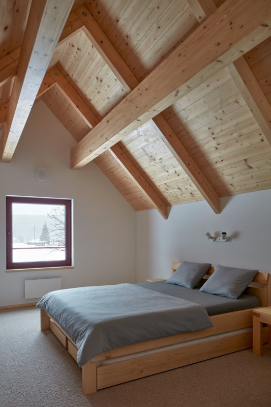 Malá okna propouští do interiéru ideální množství paprsků, abyste se dostatečně vyspali po celodenním lyžování. (Chata Bučina v Malé Úpě, studio ADR)