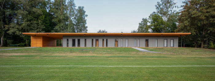 Zázemí fotbalistů TJ Vlčovice od Kamil Mrva Architects