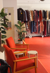 Najdeme tu retro křesílka i věšák s oblečením na výměnu.