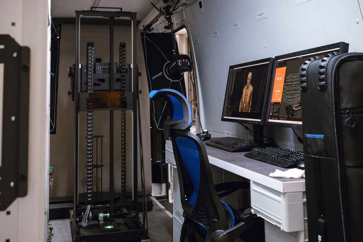 Mobilní digitalizační stanice Archa III vyslaná na Ukrajinu umožňuje přímo v terénu vytvářet detailní 3D záznamy ohrožených památek a sbírkových předmětů. (Archa III; Národní muzeum)